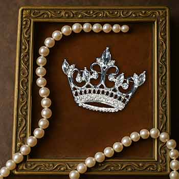 Elizabeth Crown Pin